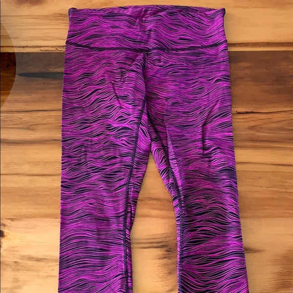 lululemon athletica Pants - Lululemon pink and black cropped leggings
